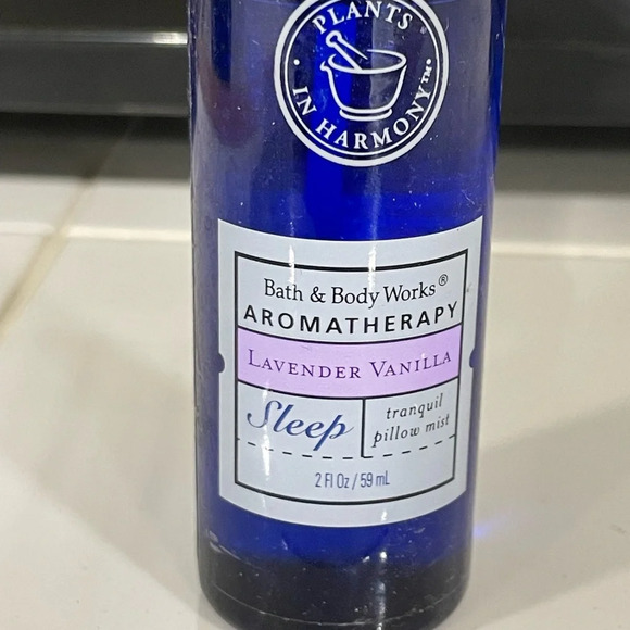 Bath and Bodyworks aromatherapy lavender vanilla pillow mist travel size calm - Picture 2 of 4
